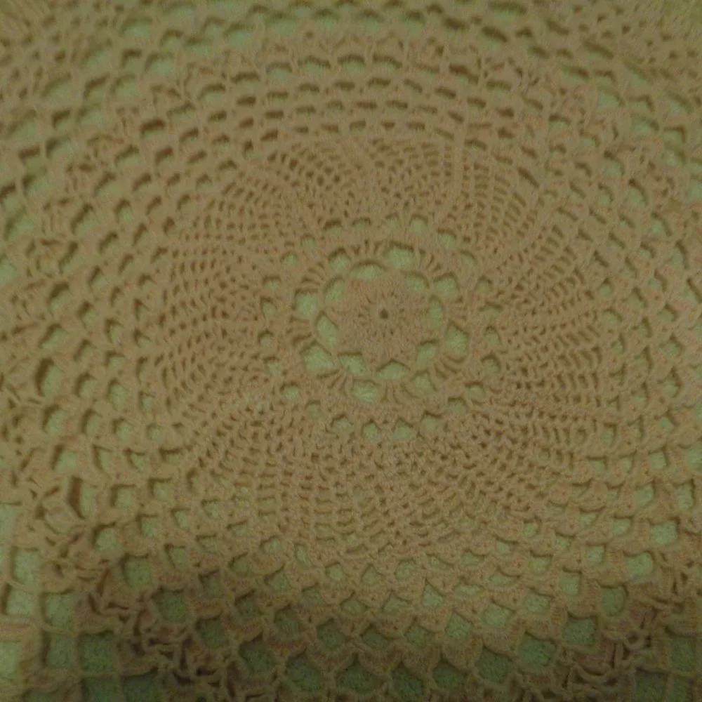 RETRO VINTAGE PRETTY IN PEACH 1950S HAND CROCHETED ROUND SM TABLECLOTH OR DOILY